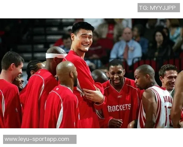 姚明NBA首秀表现平平10分36秒仅得0分2板3犯规令人惋惜