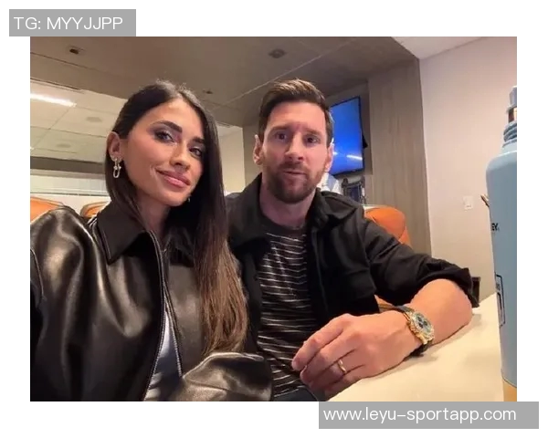 安东内拉社媒分享与梅西甜蜜合影为国家队加油助威