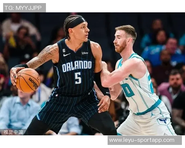 乌布雷与班凯罗体重差异明显却在场上展现顽强对抗精神